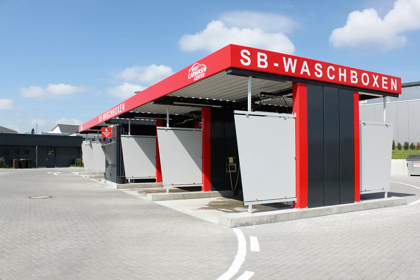 SB-Waschboxen mit rotem Dach