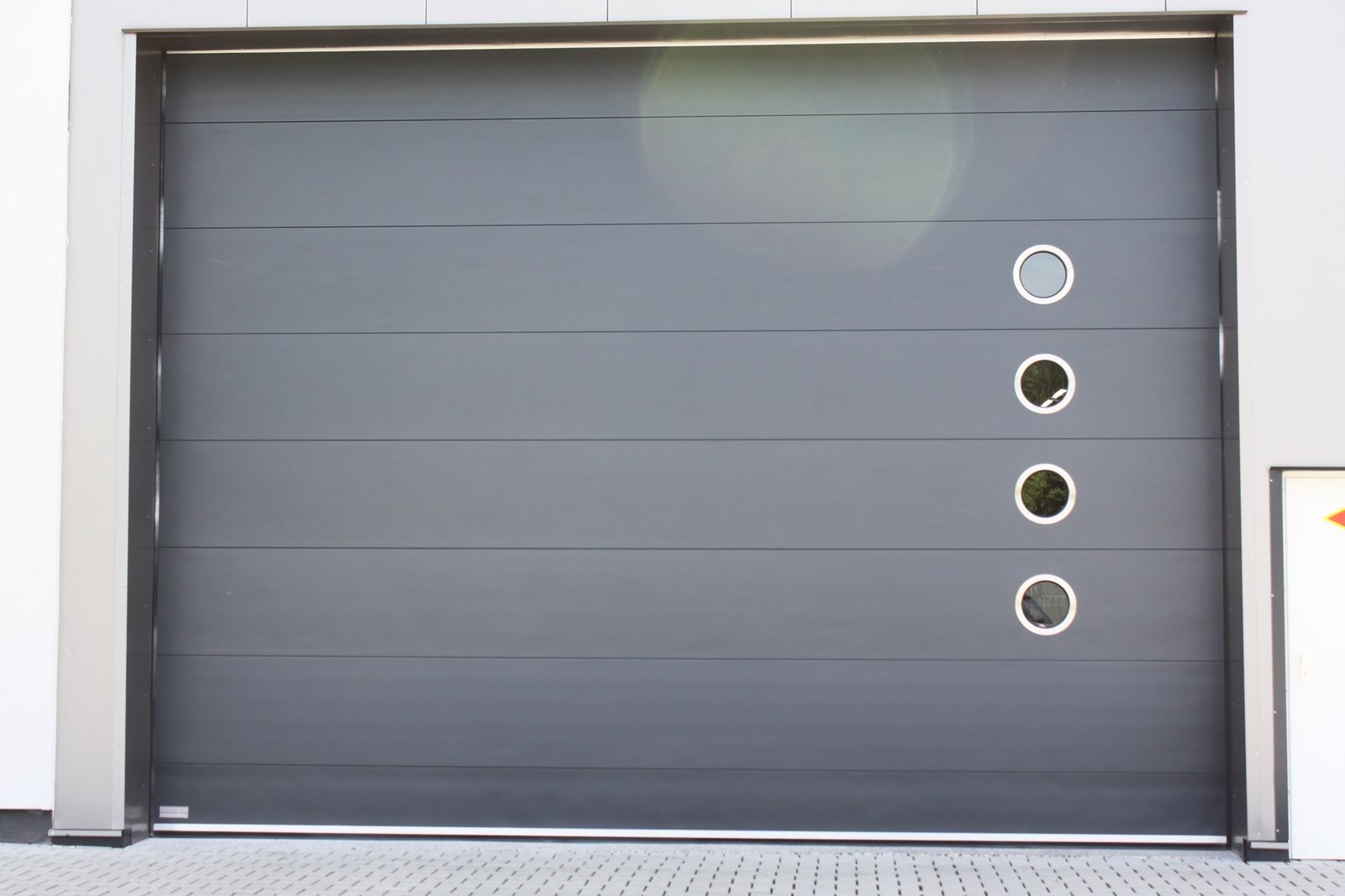 Graues Sektionaltor mit Fensterreihe